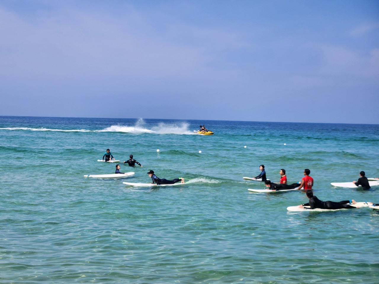 푸른 빛 맑은 바다에서 여유와 자유를 느낄 수 있는 서핑 스테이